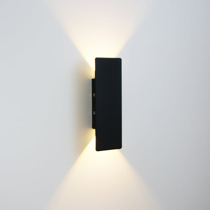 "Applique murale LED élégante en aluminium, éclairage bidirectionnel vers haut et bas, design épuré pour intérieur moderne."