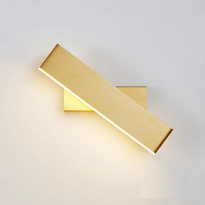 "Applique murale LED orientable, design moderne, tête rotative, finition métal brossé, parfaite pour éclairage directionnel."