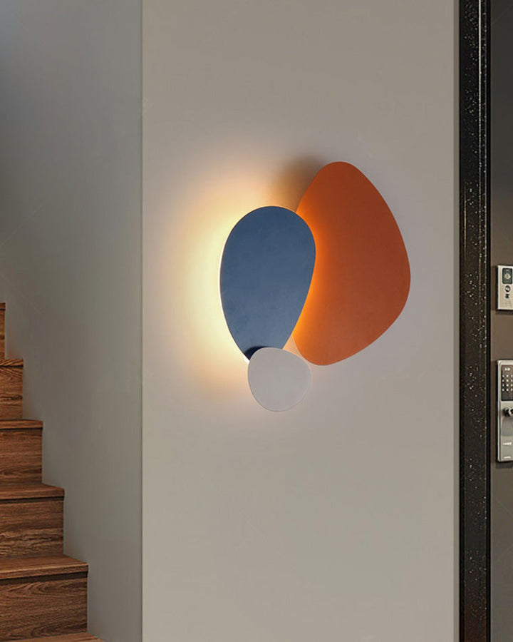 Applique murale sculpturale, design coloré, éclairage intérieur. Fer, lumière douce. Décoration moderne.