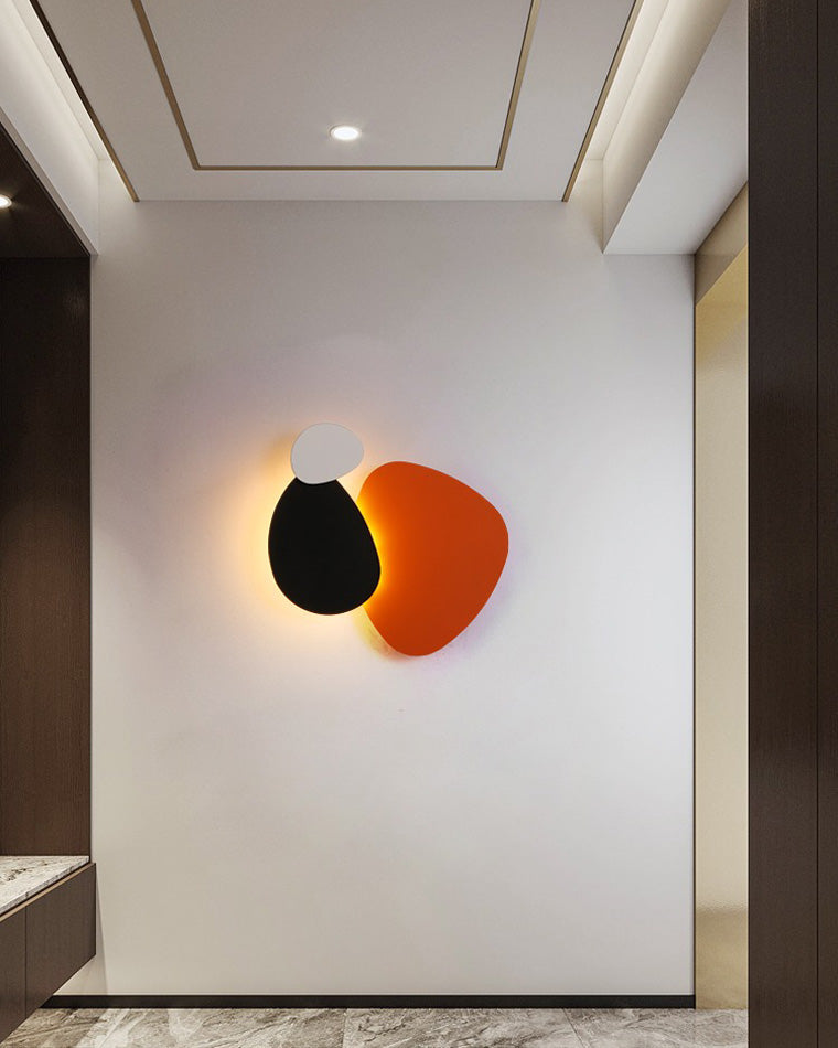 Applique murale sculpturale, design coloré, éclairage intérieur. Fer, lumière douce. Décoration moderne.