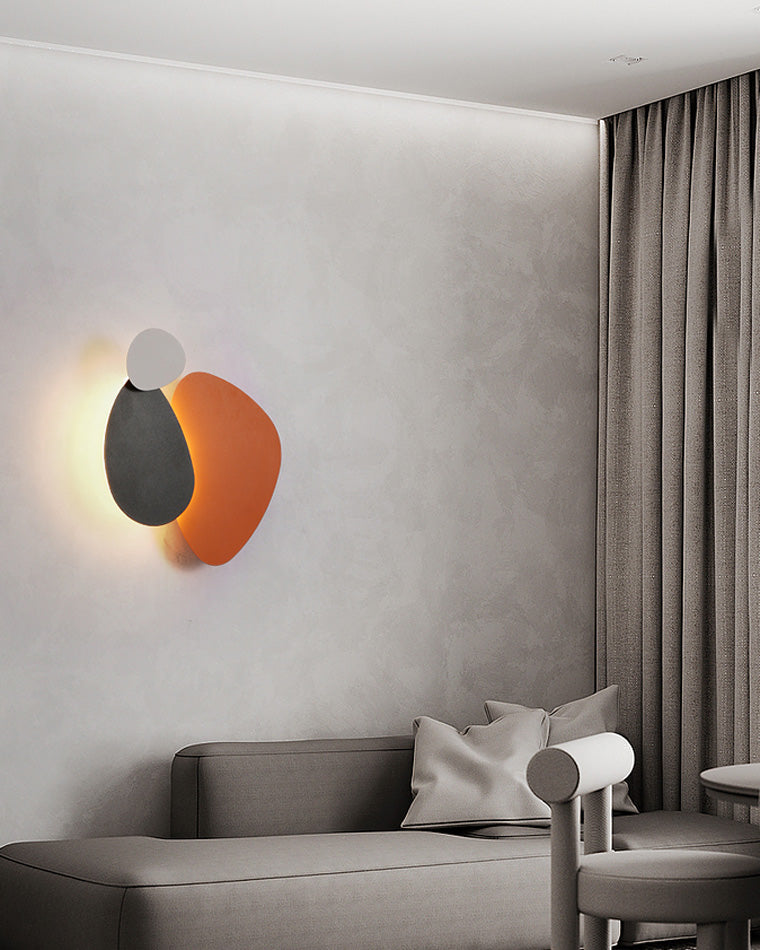 Applique murale sculpturale, design coloré, éclairage intérieur. Fer, lumière douce. Décoration moderne.