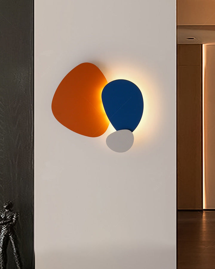 Applique murale sculpturale, design coloré, éclairage intérieur. Fer, lumière douce. Décoration moderne.