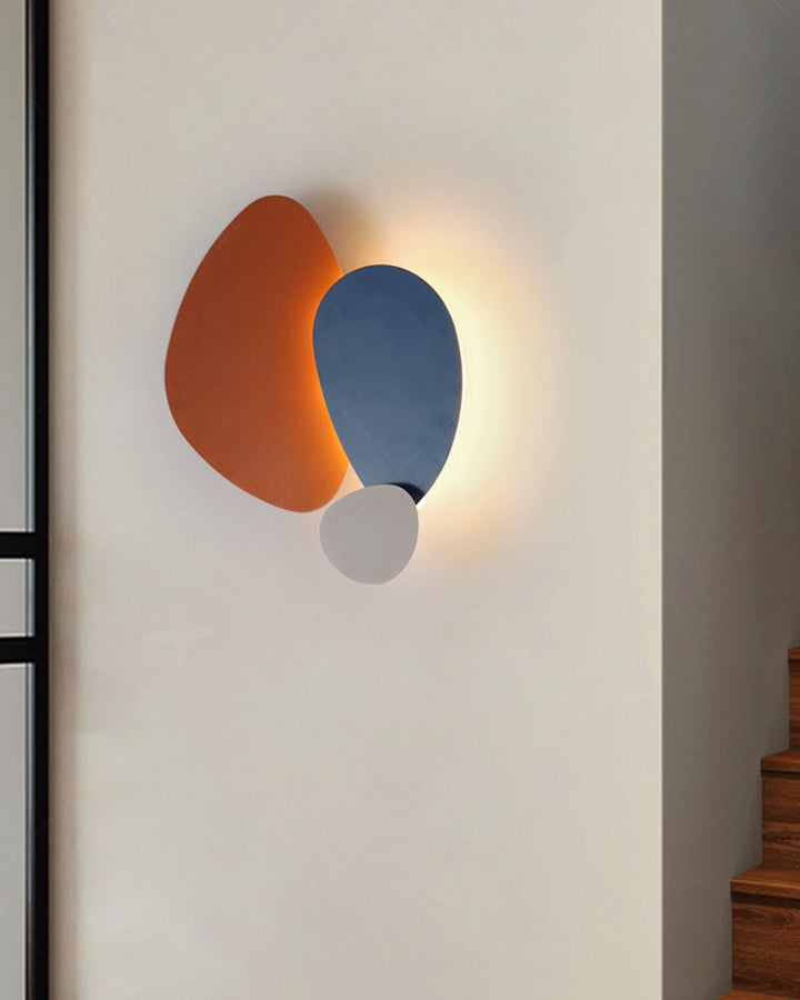 Applique murale sculpturale, design coloré, éclairage intérieur. Fer, lumière douce. Décoration moderne.