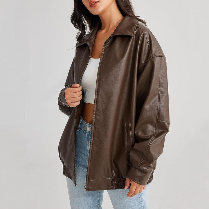 Blouson en cuir synthétique femme style motard, coupe féminine, fermeture zippée asymétrique, poches latérales zippées.