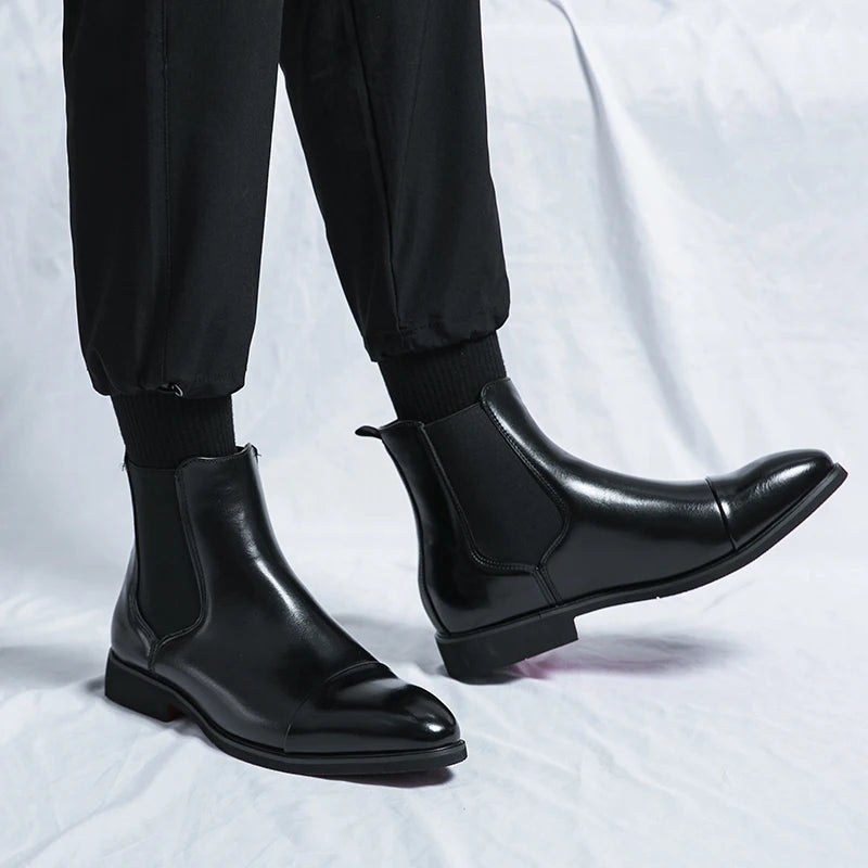 "Bottes Chelsea homme en cuir lisse ajusté avec bout droit, élégantes et pratiques, parfaites pour un style soigné."