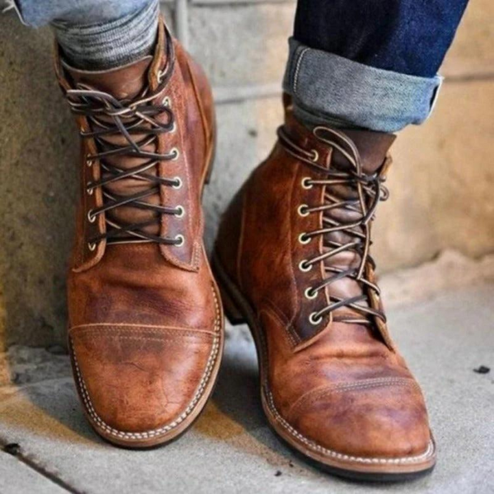 "Bottes homme marron vintage, robustes et élégantes, pour style intemporel et durabilité"