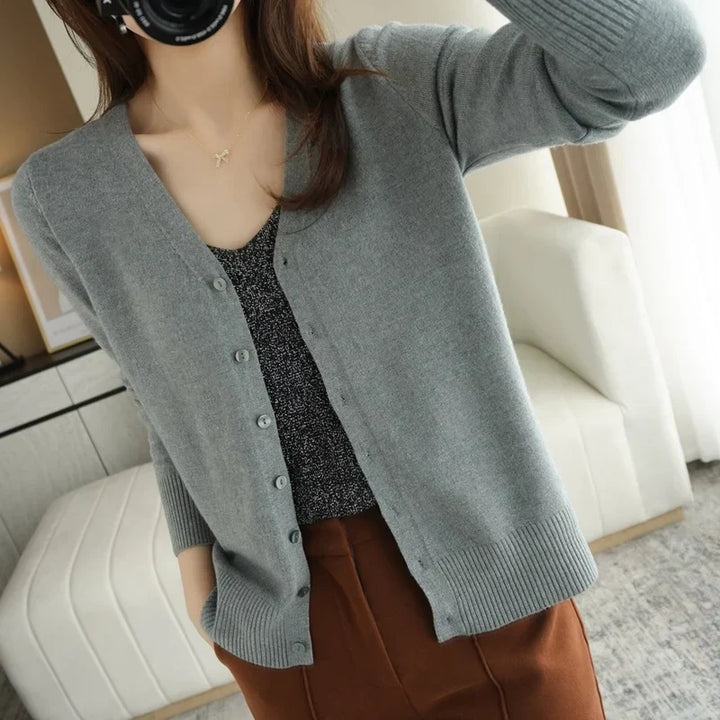 Cardigan femme col V, maille douce, automne/hiver.  Chaleur et élégance assurées.
