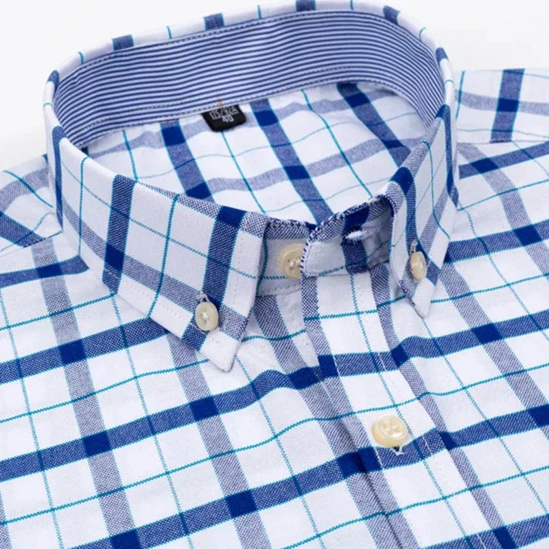 "Chemise homme élégante à manches courtes avec motifs à carreaux, style moderne, coton 100% pour confort et sophistication."