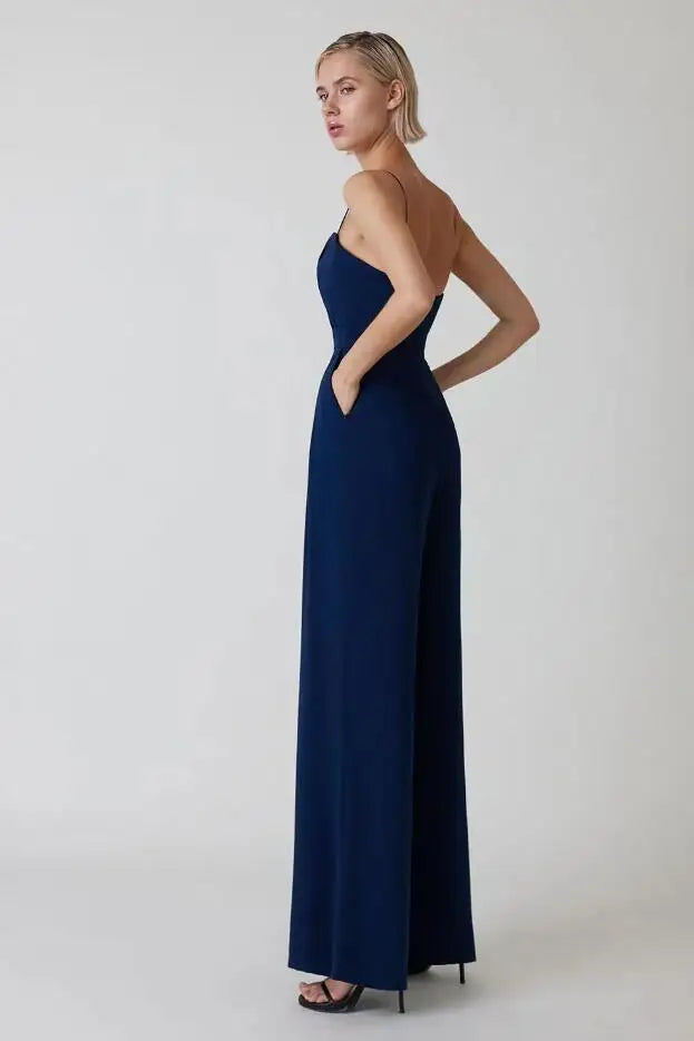 "Combinaison femme élégante, coupe raffinée et tissu luxueux pour soirées et dîners, rehaussant chaque silhouette."