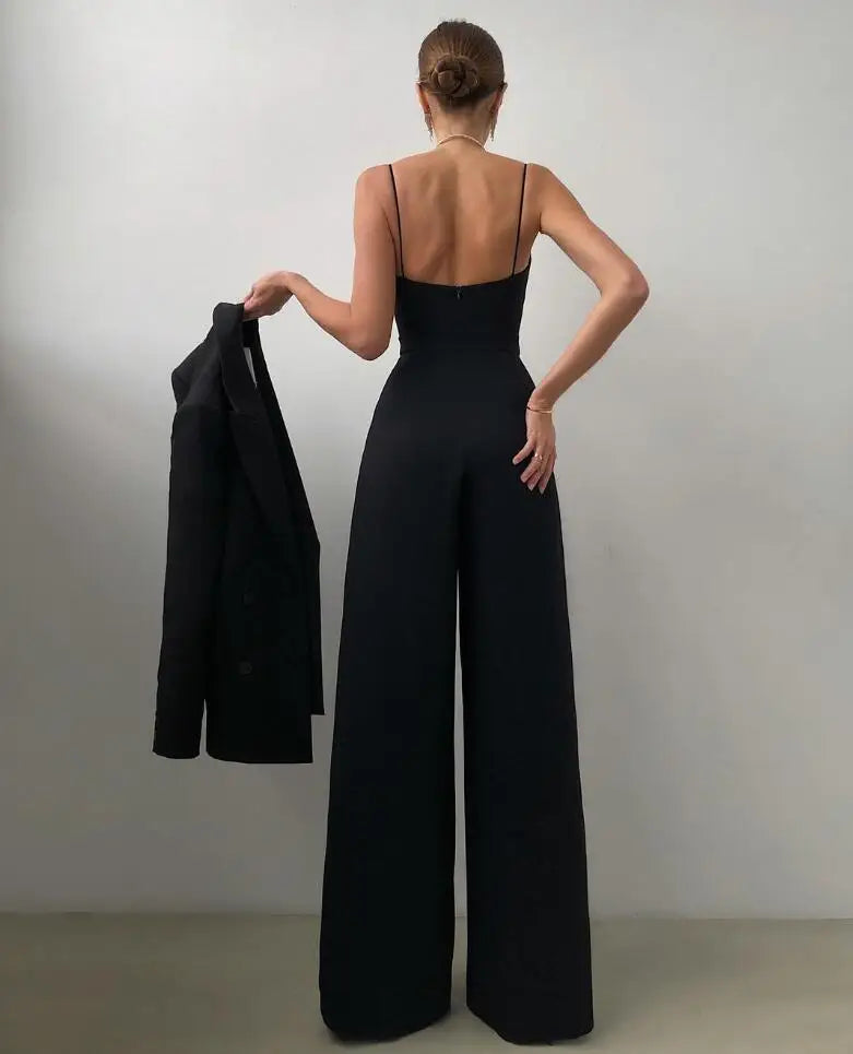 "Combinaison femme élégante, coupe raffinée et tissu luxueux pour soirées et dîners, rehaussant chaque silhouette."