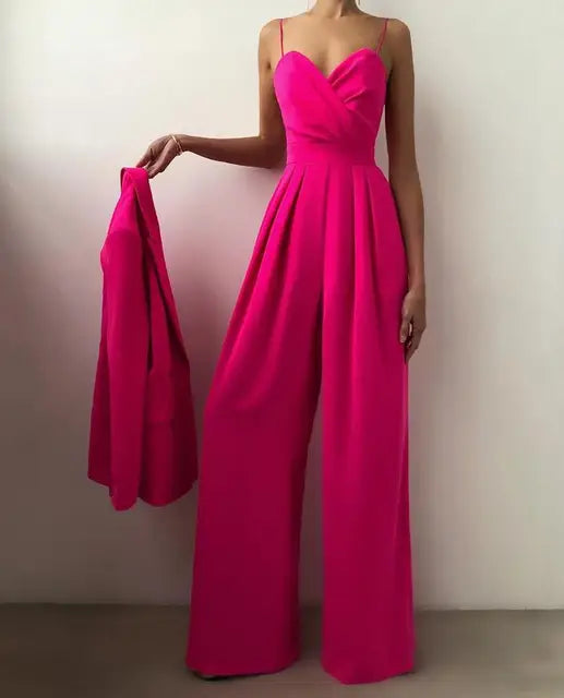 "Combinaison femme élégante, coupe raffinée et tissu luxueux pour soirées et dîners, rehaussant chaque silhouette."