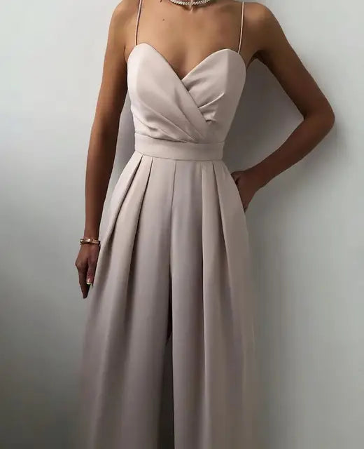 "Combinaison femme élégante, coupe raffinée et tissu luxueux pour soirées et dîners, rehaussant chaque silhouette."
