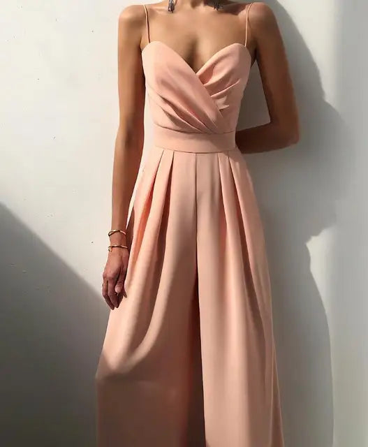 "Combinaison femme élégante, coupe raffinée et tissu luxueux pour soirées et dîners, rehaussant chaque silhouette."