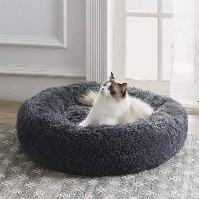 Coussin moelleux anti-stress pour chat.  Confort optimal, design ergonomique. Plusieurs tailles et couleurs.