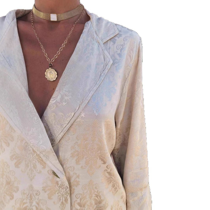 "Ensemble femme chic avec blazer structuré et pantalon ample fluide, idéal pour toutes occasions formelles."