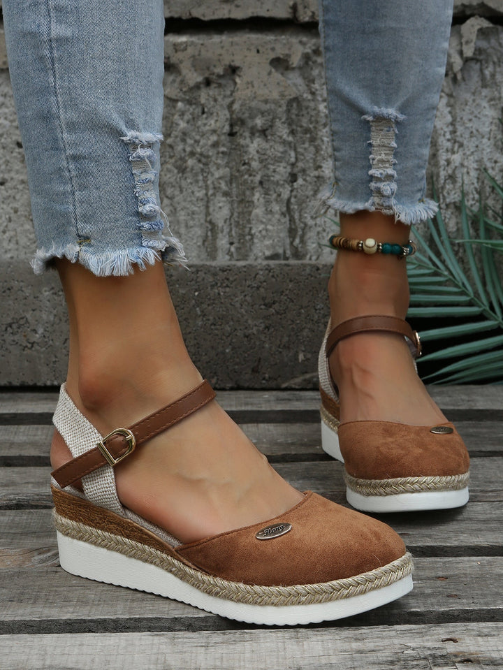 "Espadrilles orthopédiques Freya pour femmes, design moderne, confort optimal, semelle antidérapante, légères et respirantes.