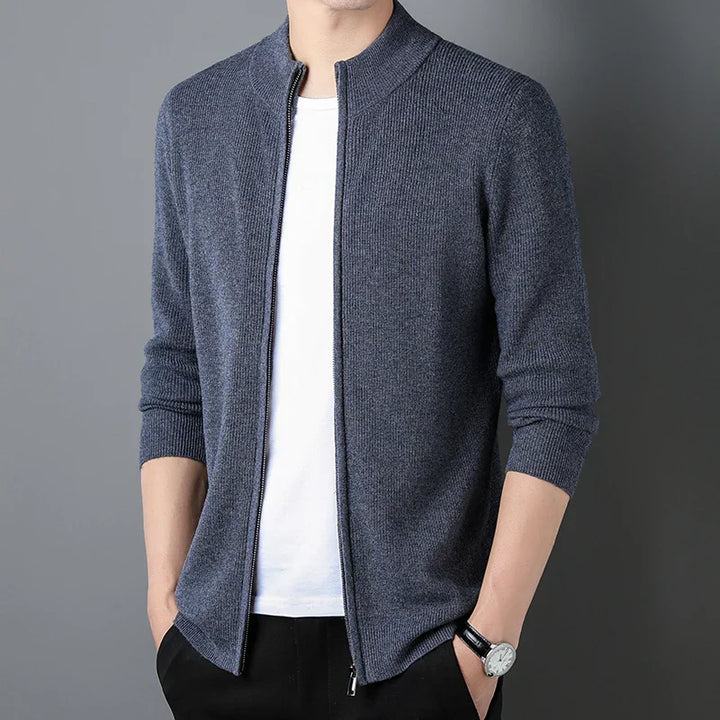 Gilet cachemire homme, coupe ajustée, col élégant. Chaleur et douceur exceptionnelles.