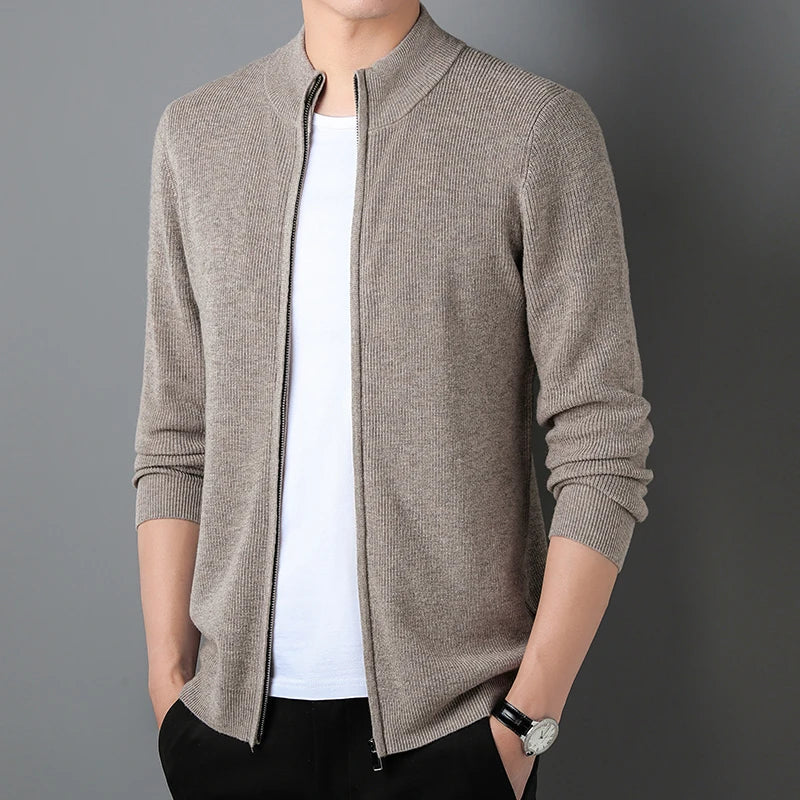 Gilet cachemire homme, coupe ajustée, col élégant. Chaleur et douceur exceptionnelles.