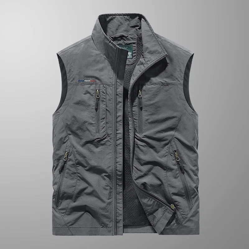 "Gilet cargo respirant homme avec multiples poches, sans manches, idéal pour aventures en plein air, tissu léger et durable."