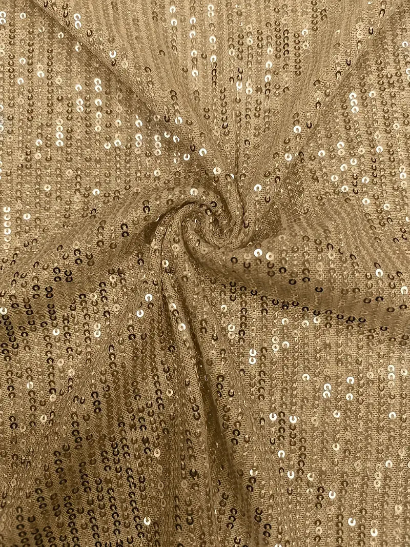 Haut de sortie femme élégant et chic.  Coupe raffinée, idéale pour les soirées.