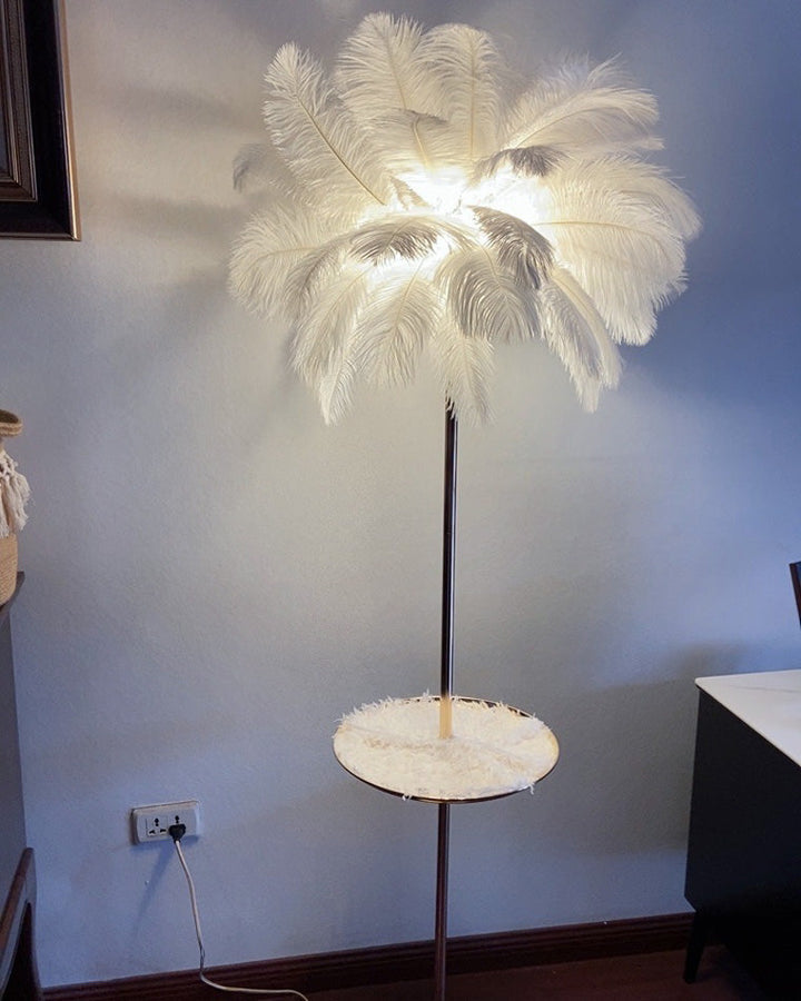 Lampadaire plumeux avec plateau intégré.  Éclairage ambiance chaleureux. Design palmier élégant et fonctionnel.