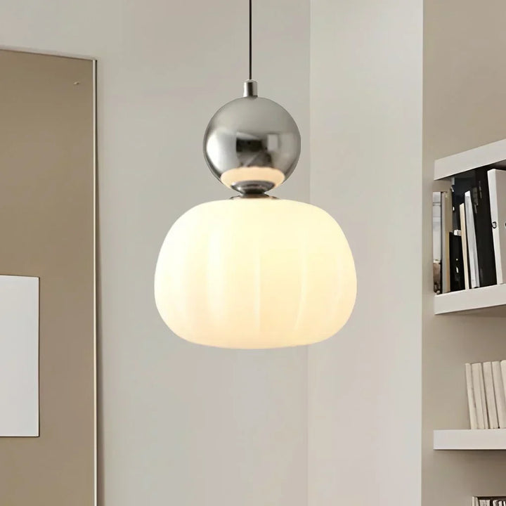 Lampe pendentif crème, style Art déco Bauhaus. Design élégant et intemporel pour intérieur.