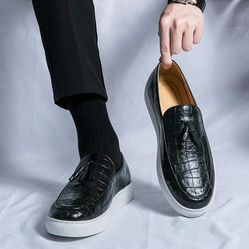 "Mocassins en cuir élégants pour hommes, confortables, disponibles en blanc, brun et noir, design sophistiqué."