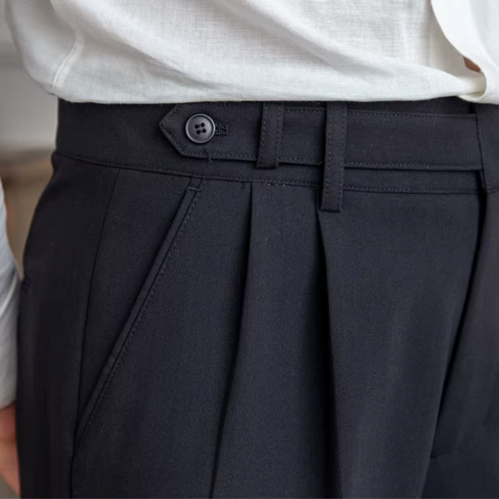 "Pantalon à pinces homme, taille haute, plis élégants, vue avant, matière premium, idéal professionnel et festif"