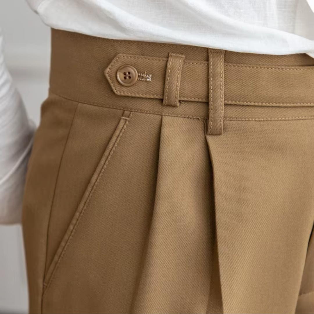 "Pantalon à pinces homme, taille haute, plis élégants, vue avant, matière premium, idéal professionnel et festif"