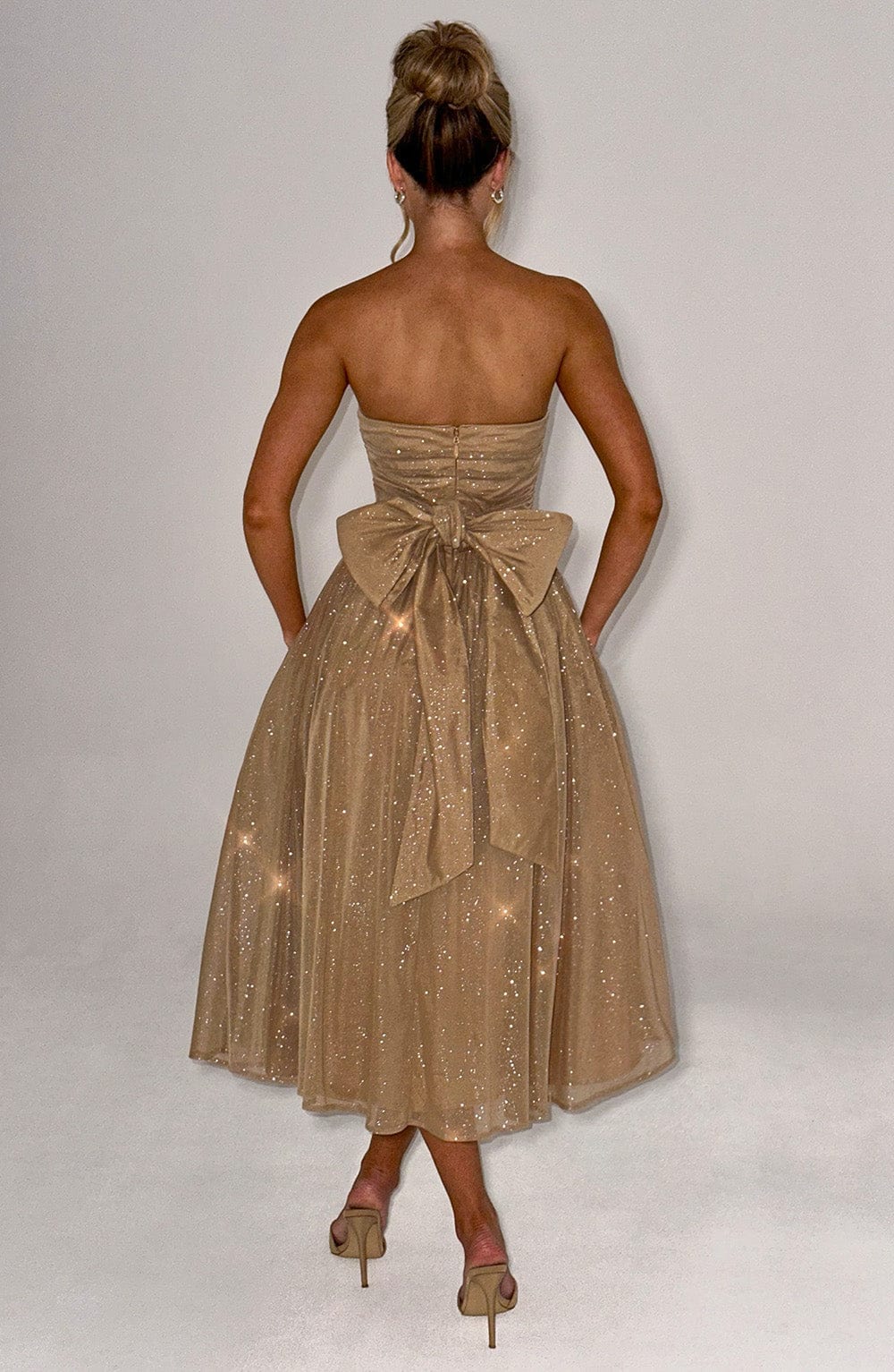 "Robe de soirée mi-longue dorée et noire sans bretelles pour femme, coupe cintrée et ornée de scintillements, allure élégante