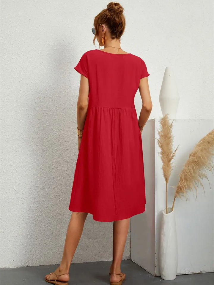"Robe décontractée Lise, chic avec poches, style moderne en marine vibrant, idéale pour un look quotidien raffiné."
