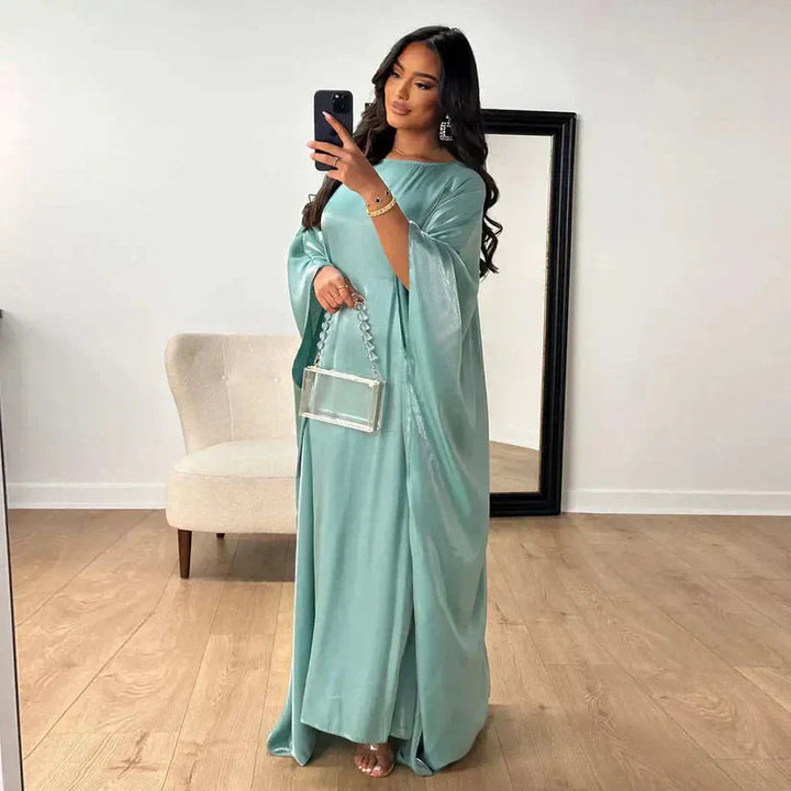 Robe longue Abaya Alina élégante et confortable, manches longues, couleur bleu ciel, idéale pour style modeste.