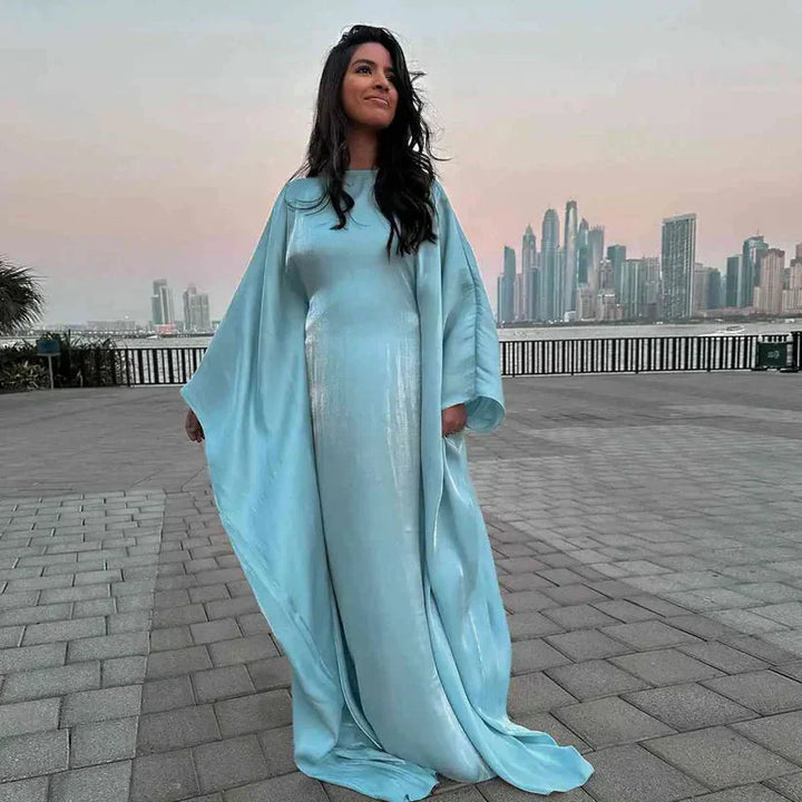 Robe longue Abaya Alina élégante et confortable, manches longues, couleur bleu ciel, idéale pour style modeste.