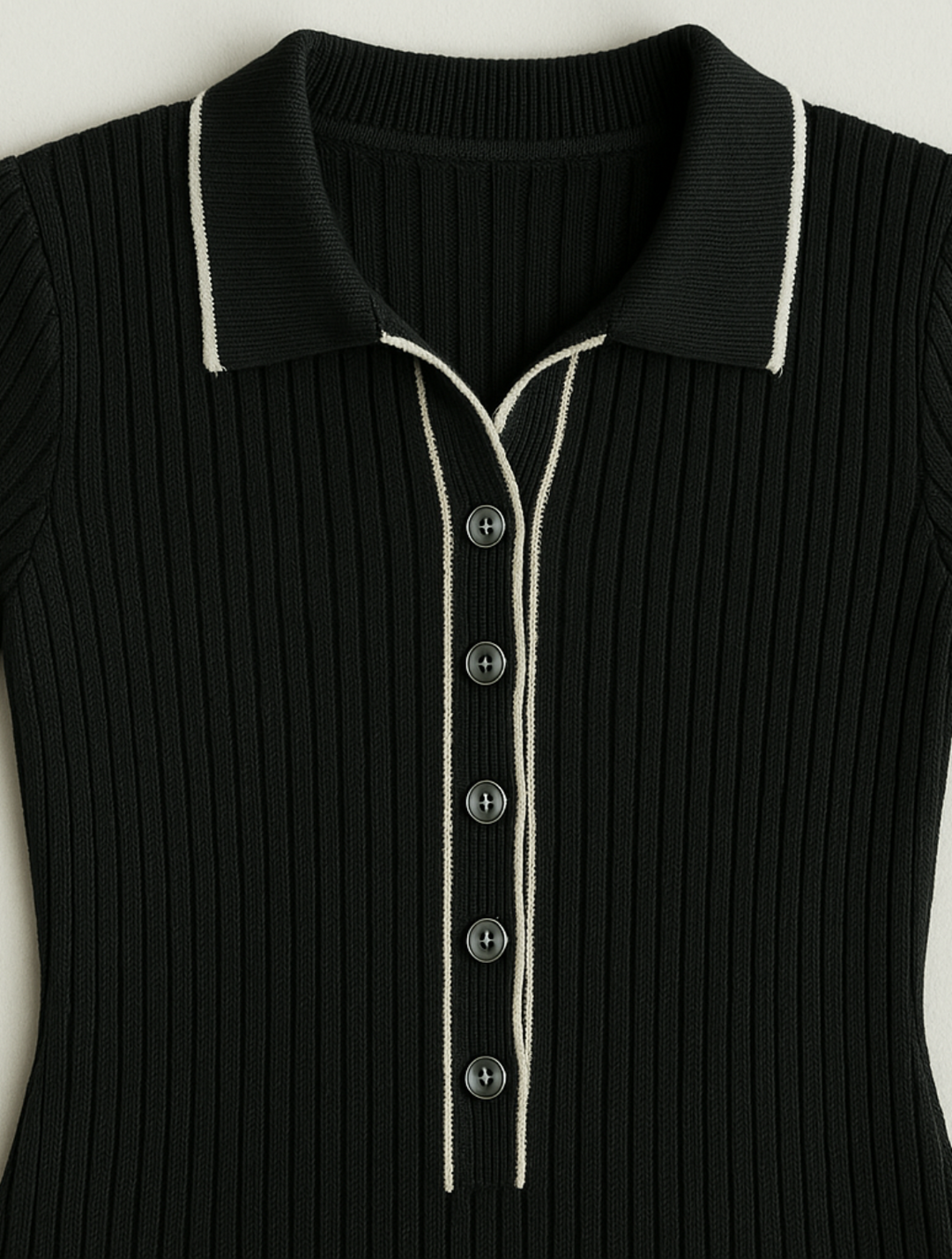 "Robe longue côtelée noire élégante et confortable, avec coupe ajustée et tissu luxueux pour un style intemporel."