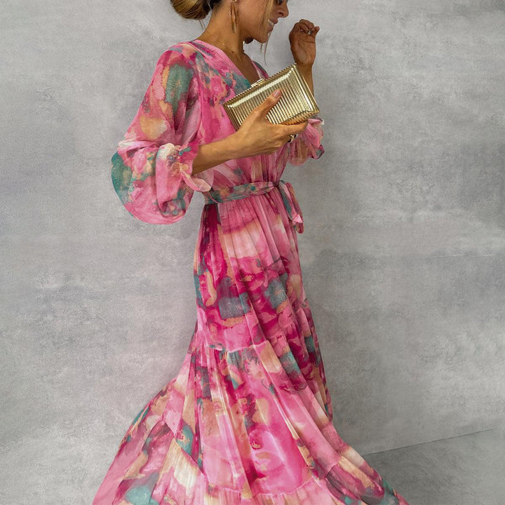 "Robe maxi fleurie élégante été femme, imprimé floral coloré sur tissu léger, allure chic et silhouette allongée"
