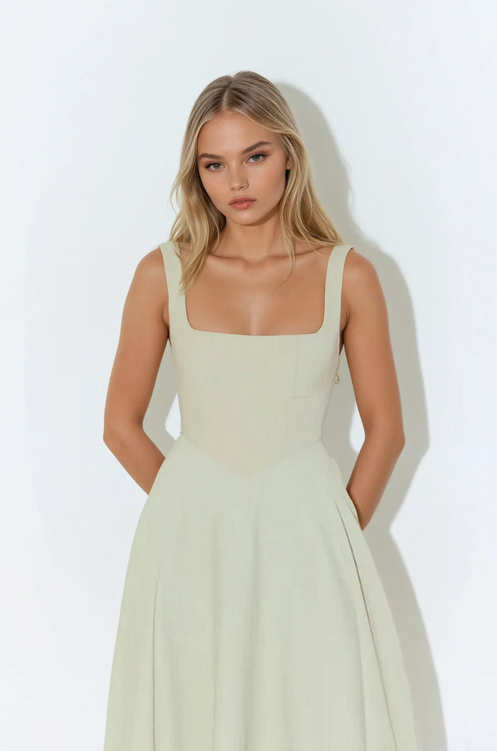 "Robe mi-longue élégante en polyester, coupe ajustée, bretelles fines ajustées, encolure carrée, parfaite soirées chic."