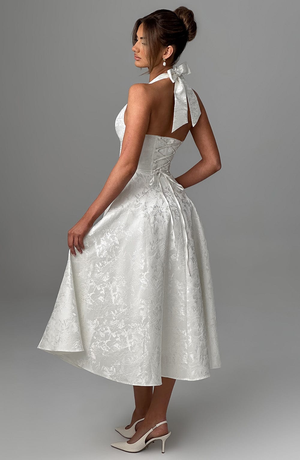 "Robe midi élégante, dos-nu, couleur ivoire, coupe évasée, tissu jacquard floral, idéale pour occasions spéciales."