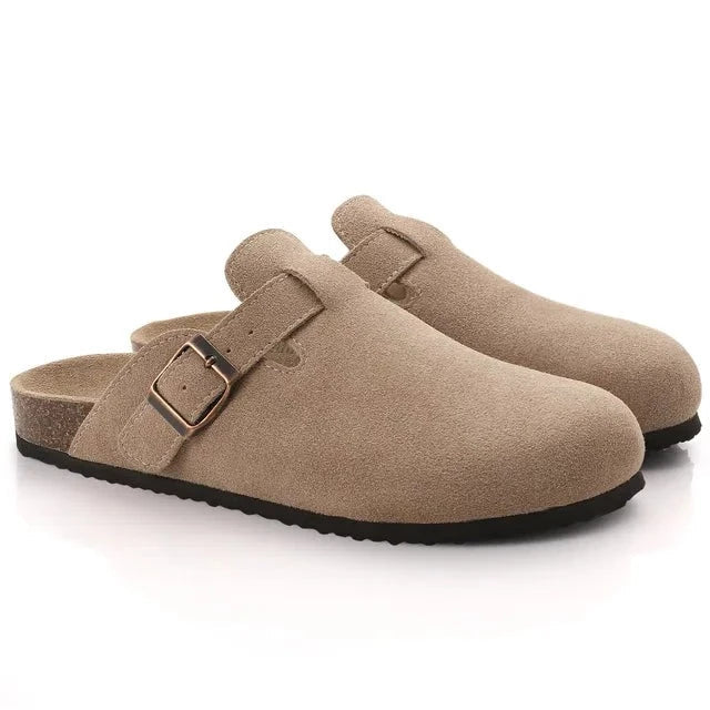 Sabots en daim, style rustique et confortable.  Chaussures élégantes et durables, parfaites pour un look décontracté.