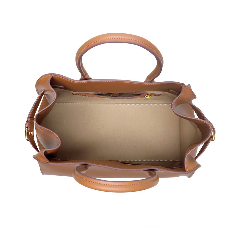 "Sac à main NOXA design minimaliste en cuir, vue avant, couleur noire; chic et structuré pour un style urbain et élégant."