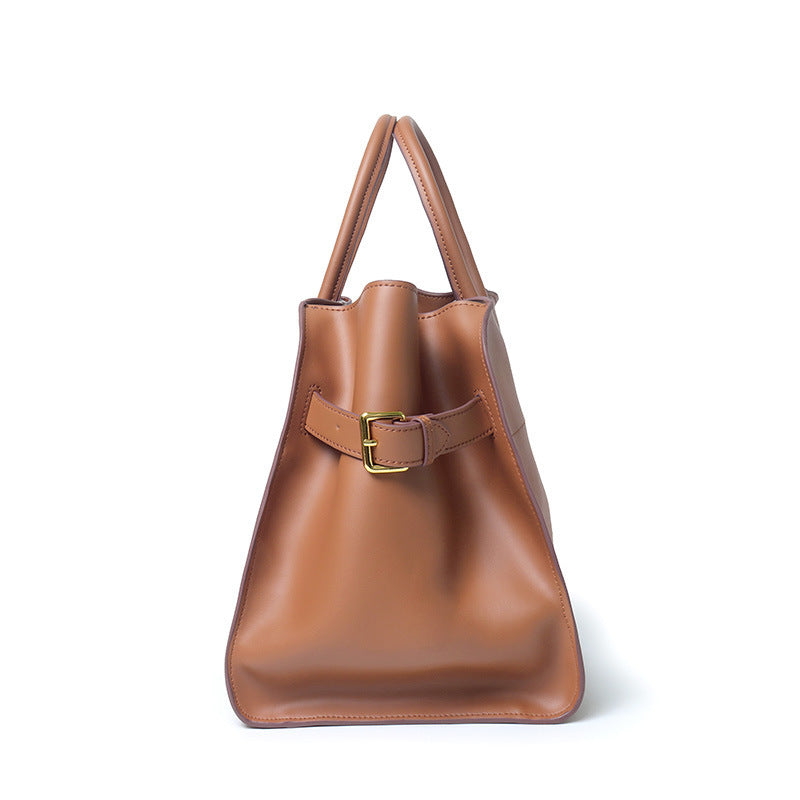 "Sac à main NOXA design minimaliste en cuir, vue avant, couleur noire; chic et structuré pour un style urbain et élégant."