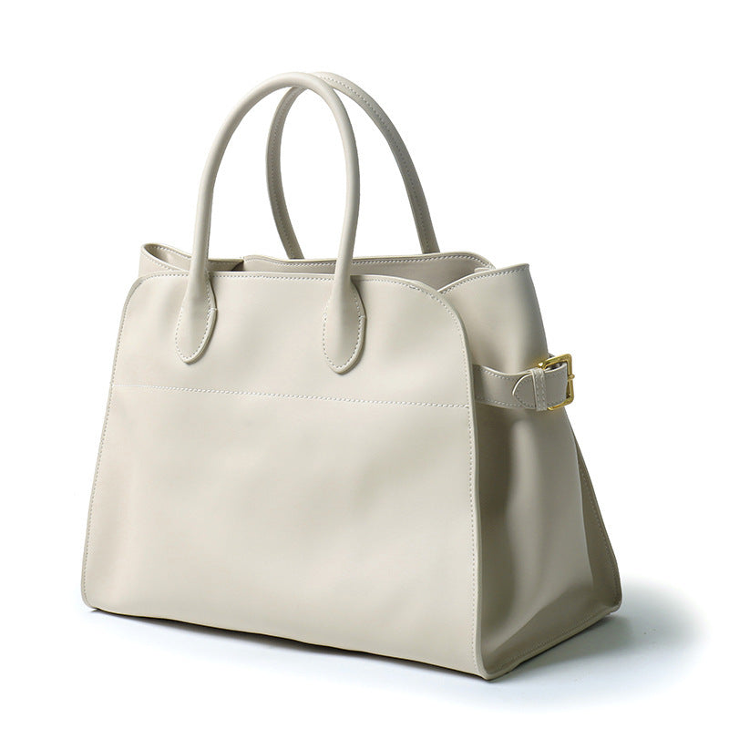 "Sac à main NOXA design minimaliste en cuir, vue avant, couleur noire; chic et structuré pour un style urbain et élégant."