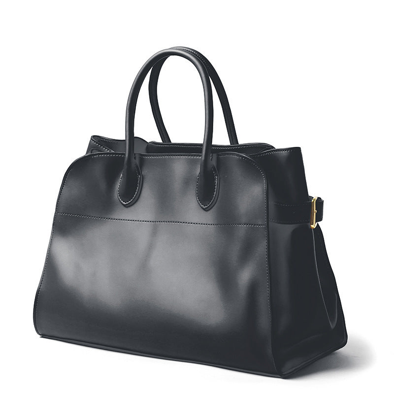 "Sac à main NOXA design minimaliste en cuir, vue avant, couleur noire; chic et structuré pour un style urbain et élégant."