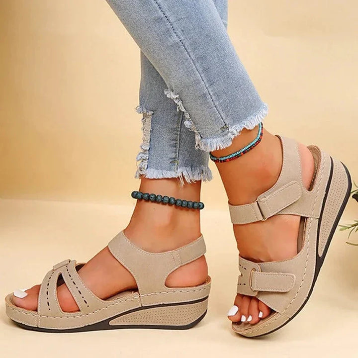 Sandales orthopédiques femme, confort supérieur. Design élégant et minimaliste.  Fermeture velcro.