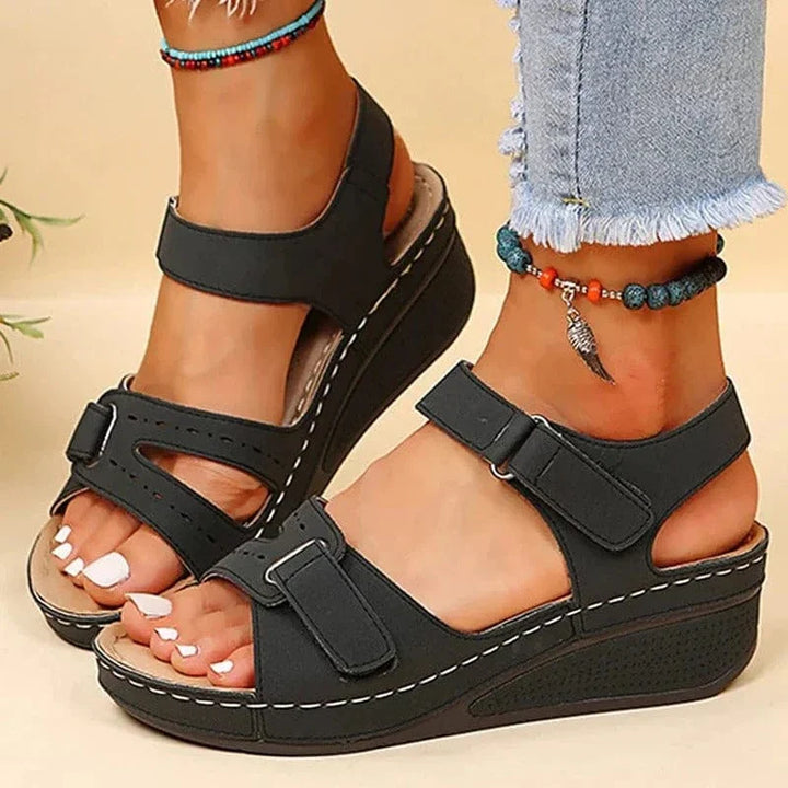 Sandales orthopédiques femme, confort supérieur. Design élégant et minimaliste.  Fermeture velcro.