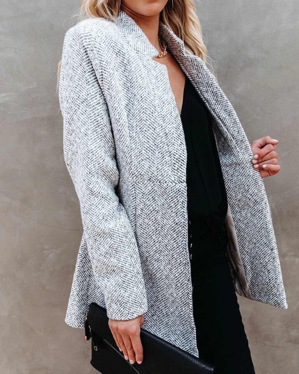 Veste tweed élégante mi-saison, coupe cintrée, style chic et confortable.  Idéale pour le printemps/automne.