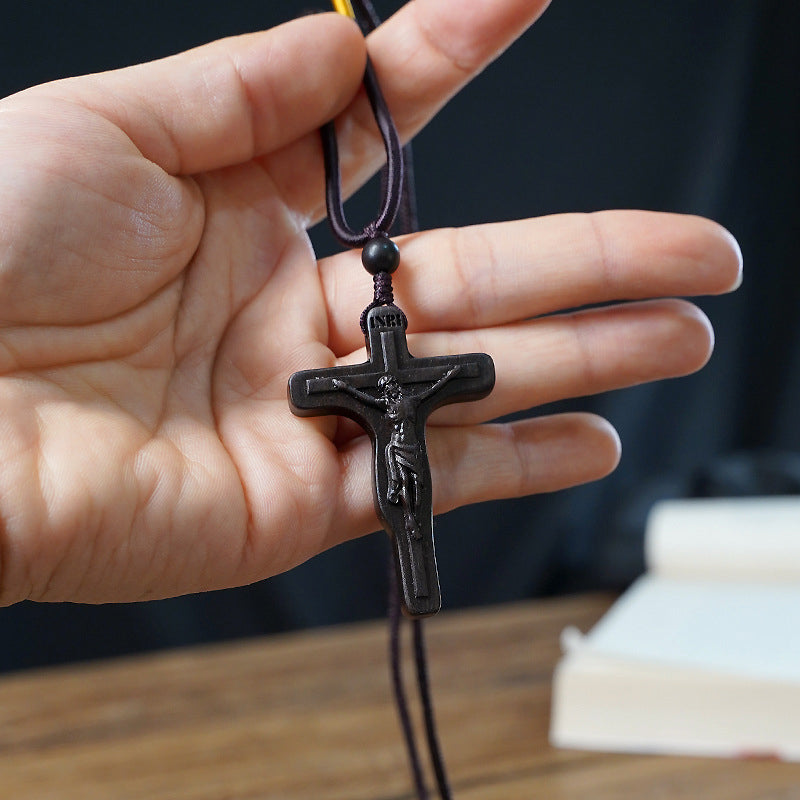 Collier en bois avec croix de Jésus