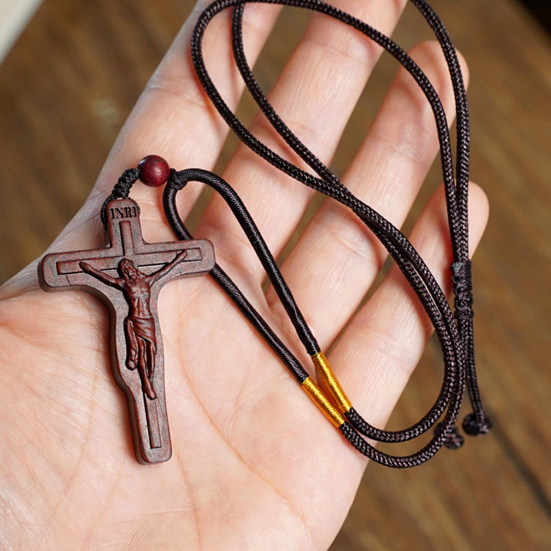 Collier en bois avec croix de Jésus