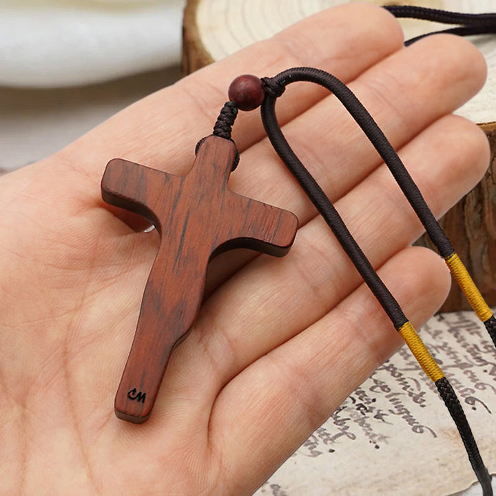 Collier en bois avec croix de Jésus