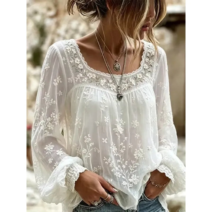 Chemisier femme blanc décontracté avec broderie florale, manches longues. Élégance bohème chic pour le quotidien.