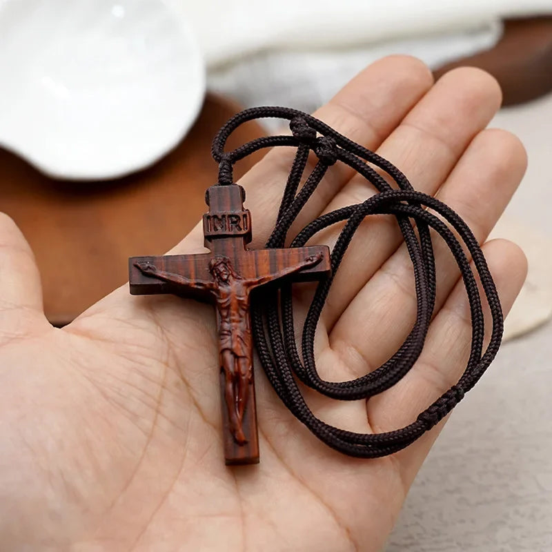 Collier en bois avec croix de Jésus